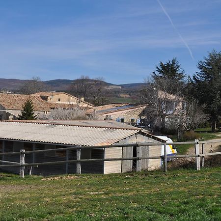 Отель Le Petit Labouret Revest-du-Bion Экстерьер фото